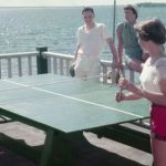 Jugando en una mesa de ping pong casera