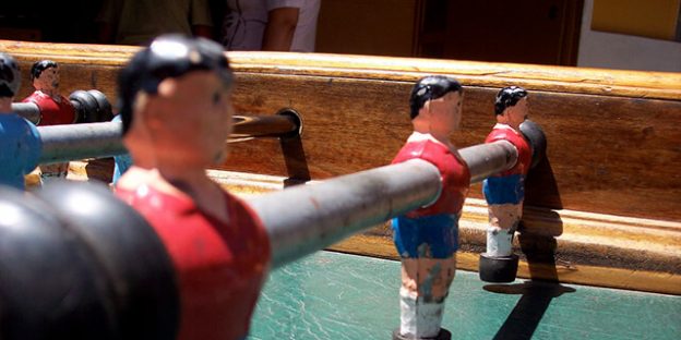 Muñecos en la barra del futbilín