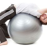 chica ejercitando con pelota gigante