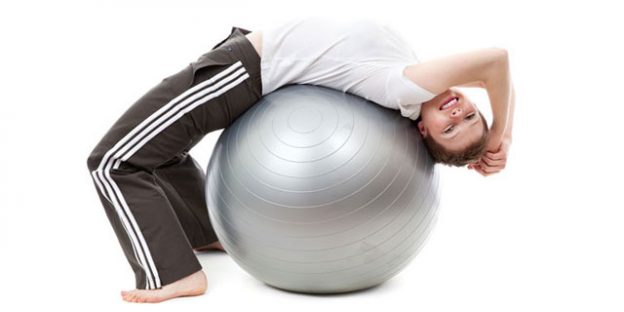 chica ejercitando con pelota gigante