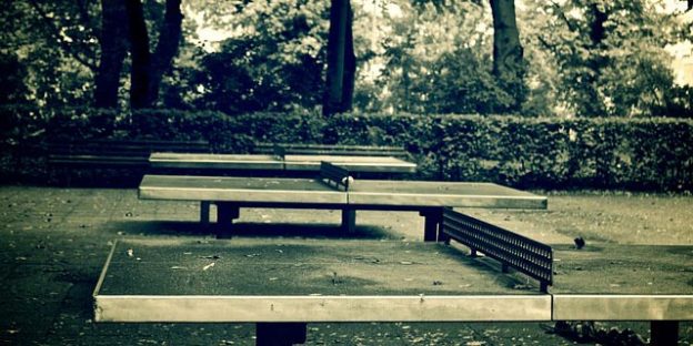 mesas de ping pong en parque público