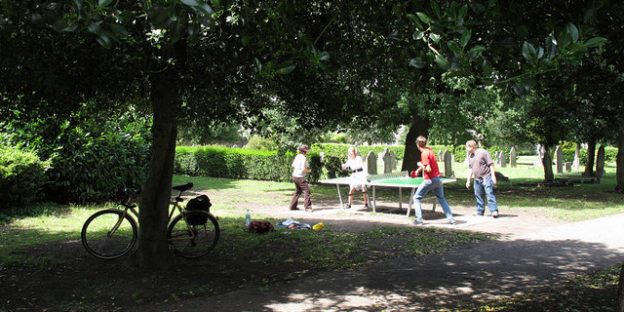 familia jugando al ping pong en el parque