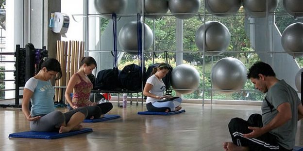 Grupo en clase de yoga