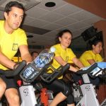 deportistas en sala de spinning