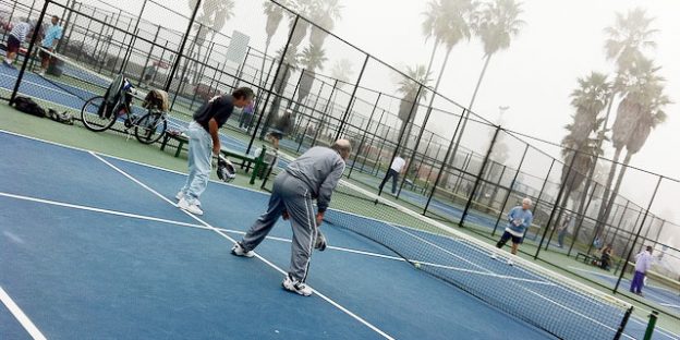 Parejas jugando al pádel