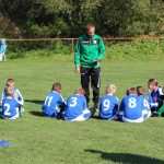 entrenador con niños