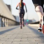 Chicas corriendo por la ciudad