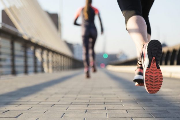 Chicas corriendo por la ciudad