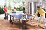 familia divirtiendose jugando al ping pong