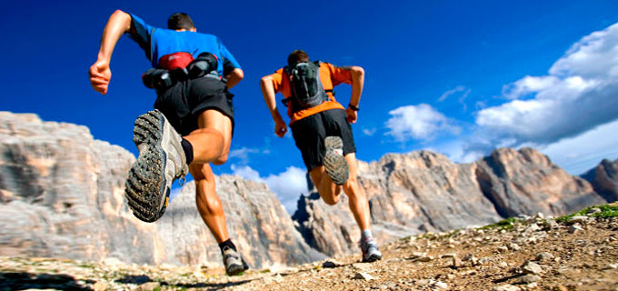 deportistas corriendo por montaña